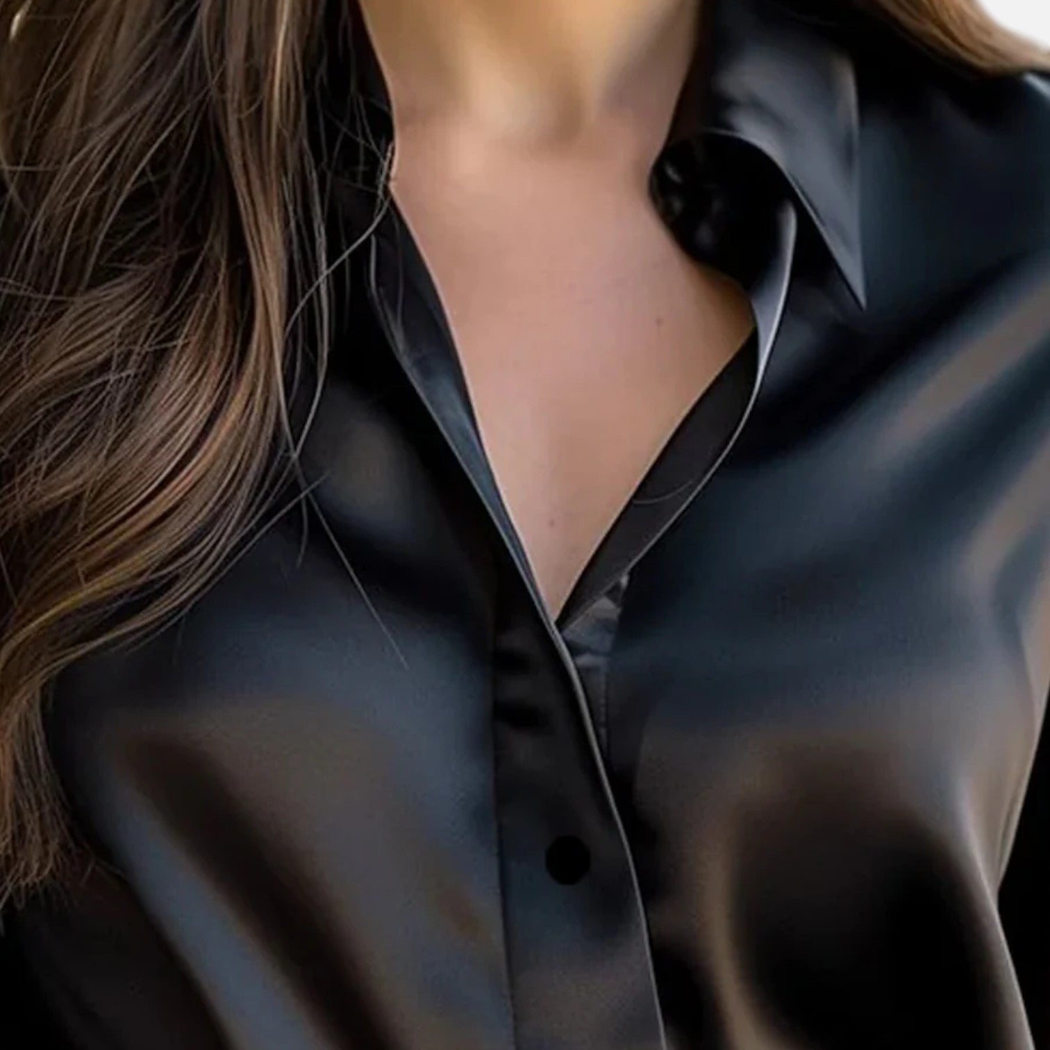 Blusa de satén negra para mujer con mangas largas – elegancia atemporal, sofisticación moderna
