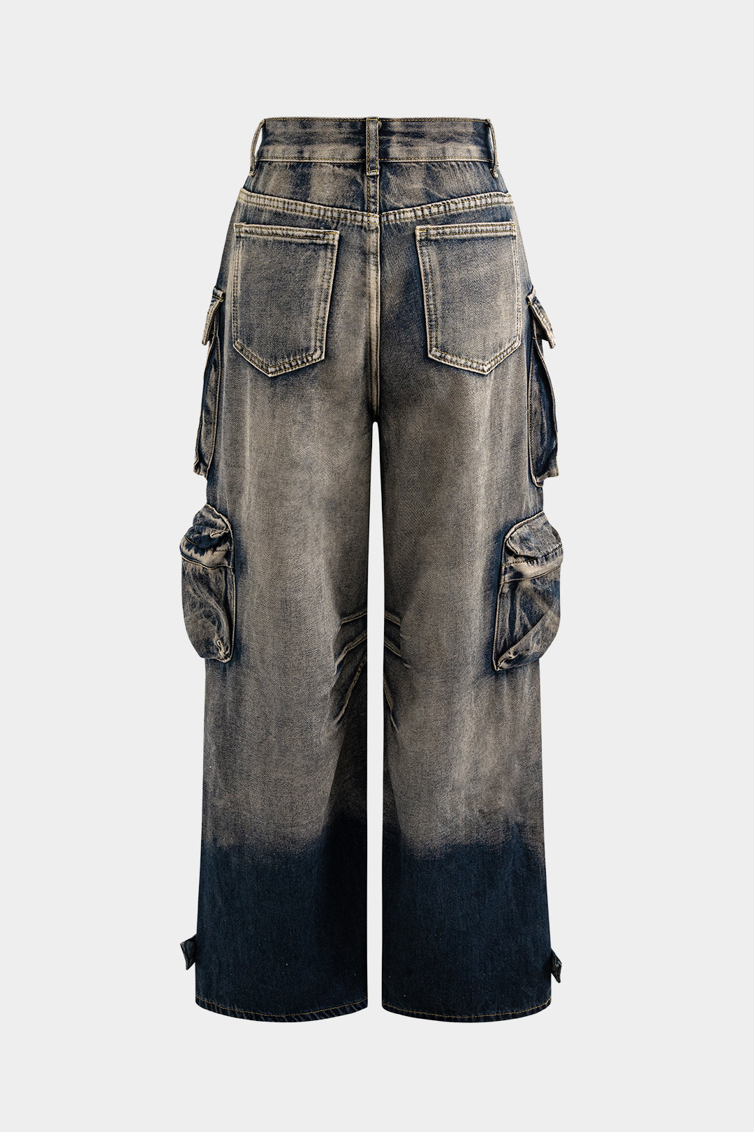 Baggy cargo jeans i vintage stil med store lommer og unik farvegradient. Ideel til streetwear og moderne mode.