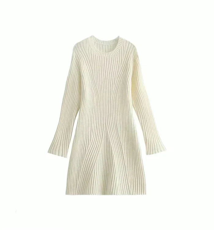 Hvid strikket kjole med lange ærmer og ribbet mønster. Elegant og stilfuld design, perfekt til vintermode og casual outfits.