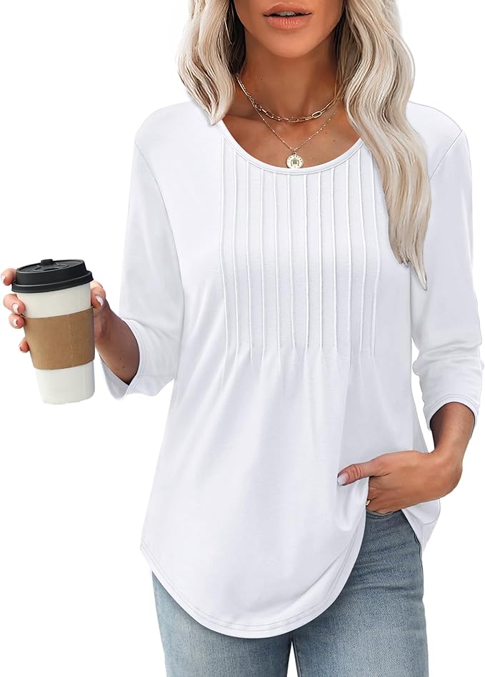 Kvinde i hvid bluse med lange ærmer, holder en kaffekop. Blusen har lodrette detaljer foran. Perfekt til afslappet mode og hverdagsstil.