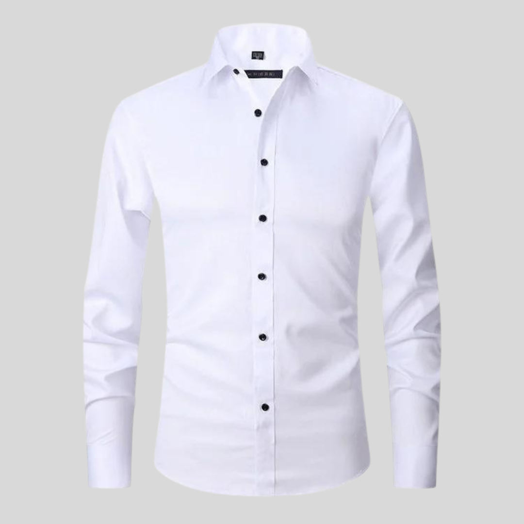 Hvid herreskjorte med lange ærmer og sorte knapper, klassisk design, velegnet til formelle og casual lejligheder. Stilfuld og tidløs beklædning.