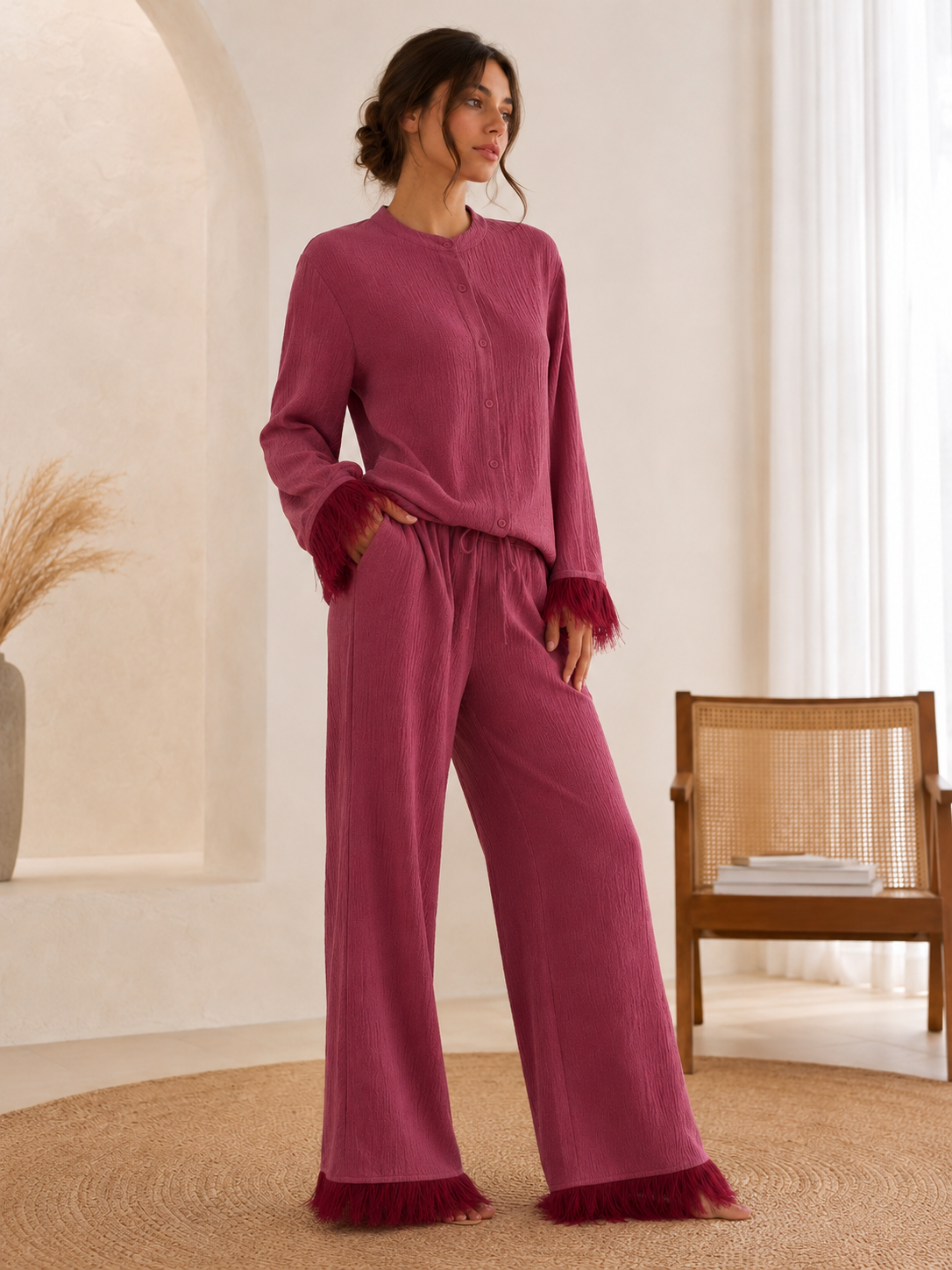 Ensemble à sequins pour femme – haut avec détails en plumes et pantalon à jambes larges | Tenue de soirée deux pièces pour événements en soirée et occasions festives