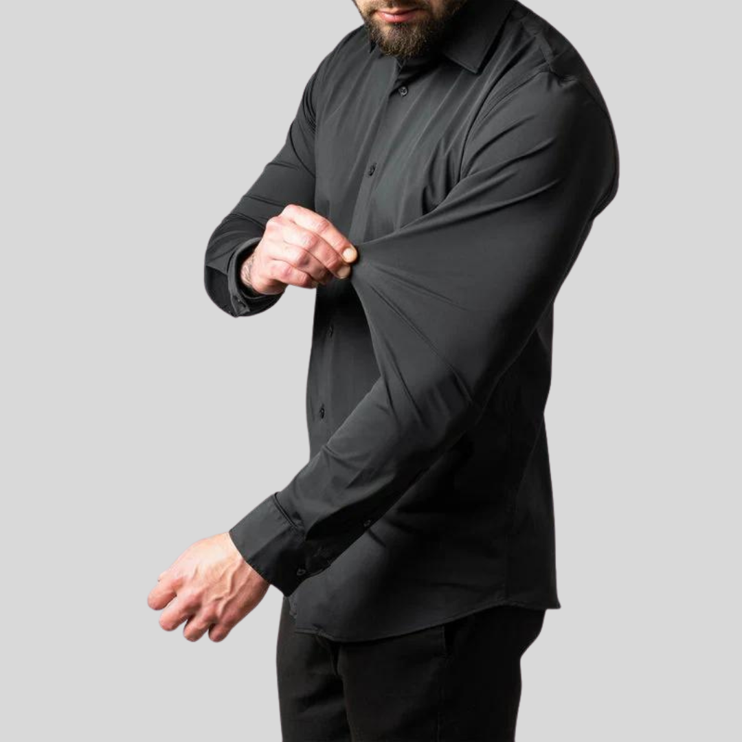 Sort herreskjorte i slim fit design, bæres af mand, viser strækbarhed og komfort. Perfekt til formelle og afslappede lejligheder.