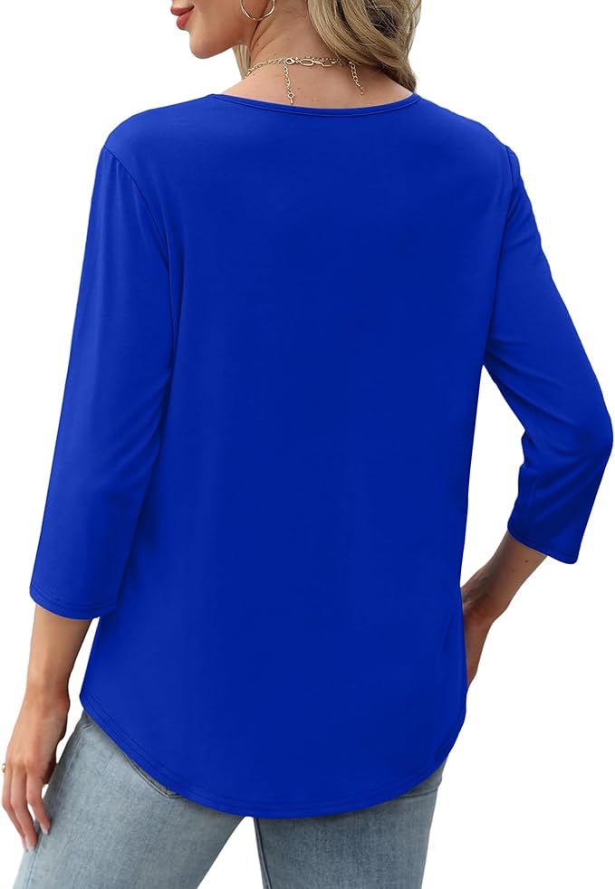 Kvinde iført blå bluse med trekvartærmer, set bagfra. Blusen er kombineret med lyse jeans. Mode, casual tøj, kvindelig stil.