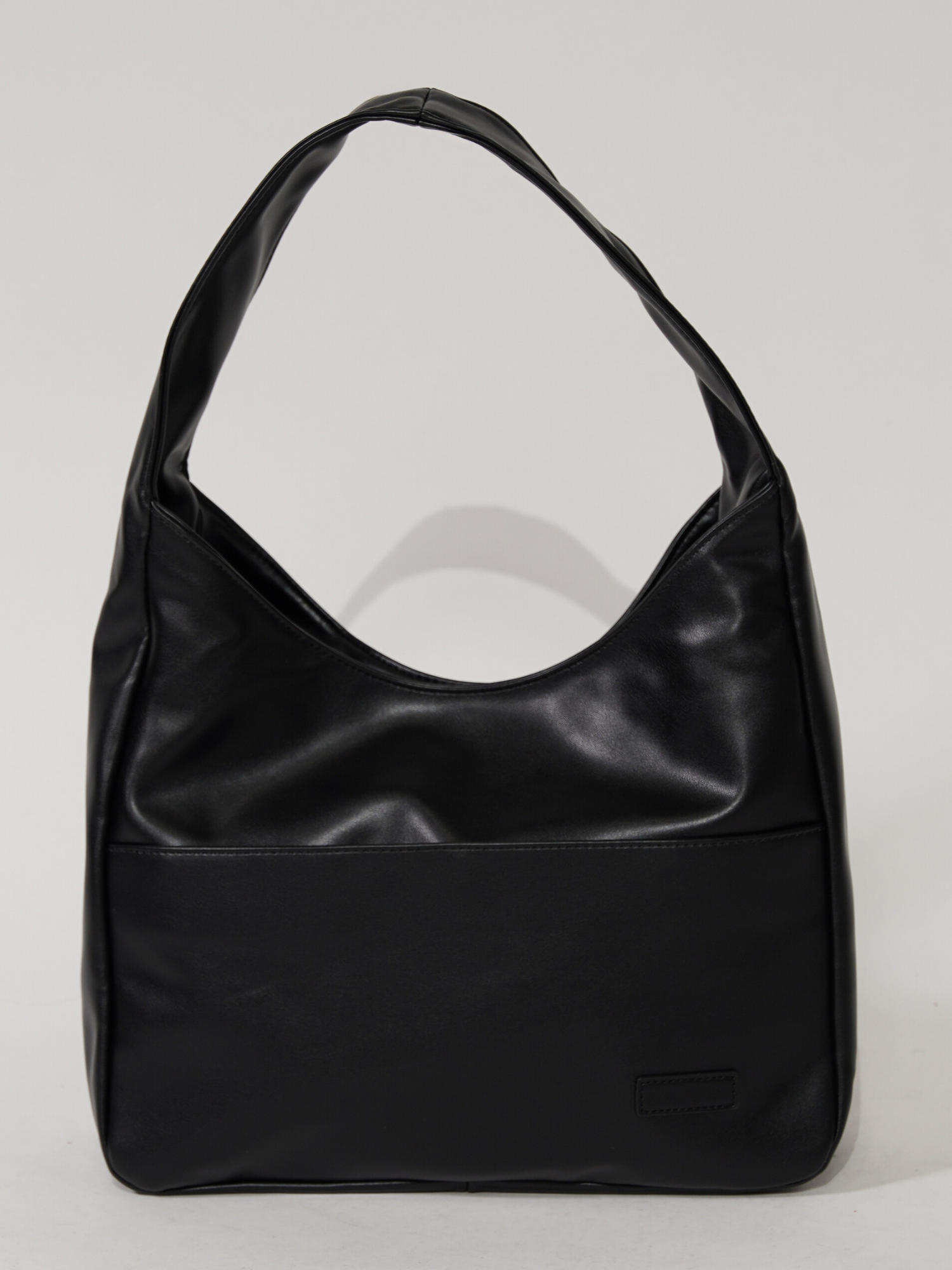 Sort læderhåndtaske med enkel rem, minimalistisk design. Perfekt til hverdagsbrug. Stilfuld og praktisk accessory til kvinder.