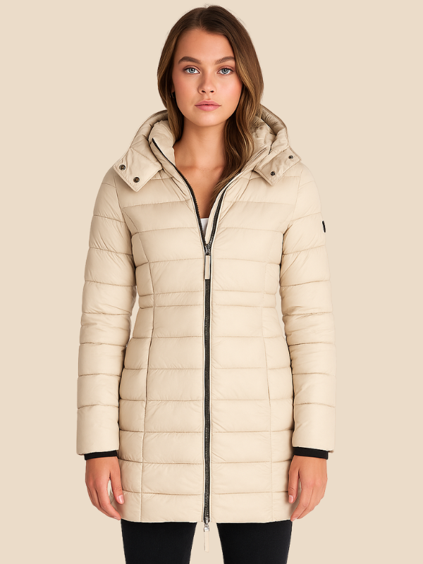 Beige dame vinterjakke med hætte, lynlås og quiltet design. Perfekt til koldt vejr. Stilfuld og varm jakke til kvinder.