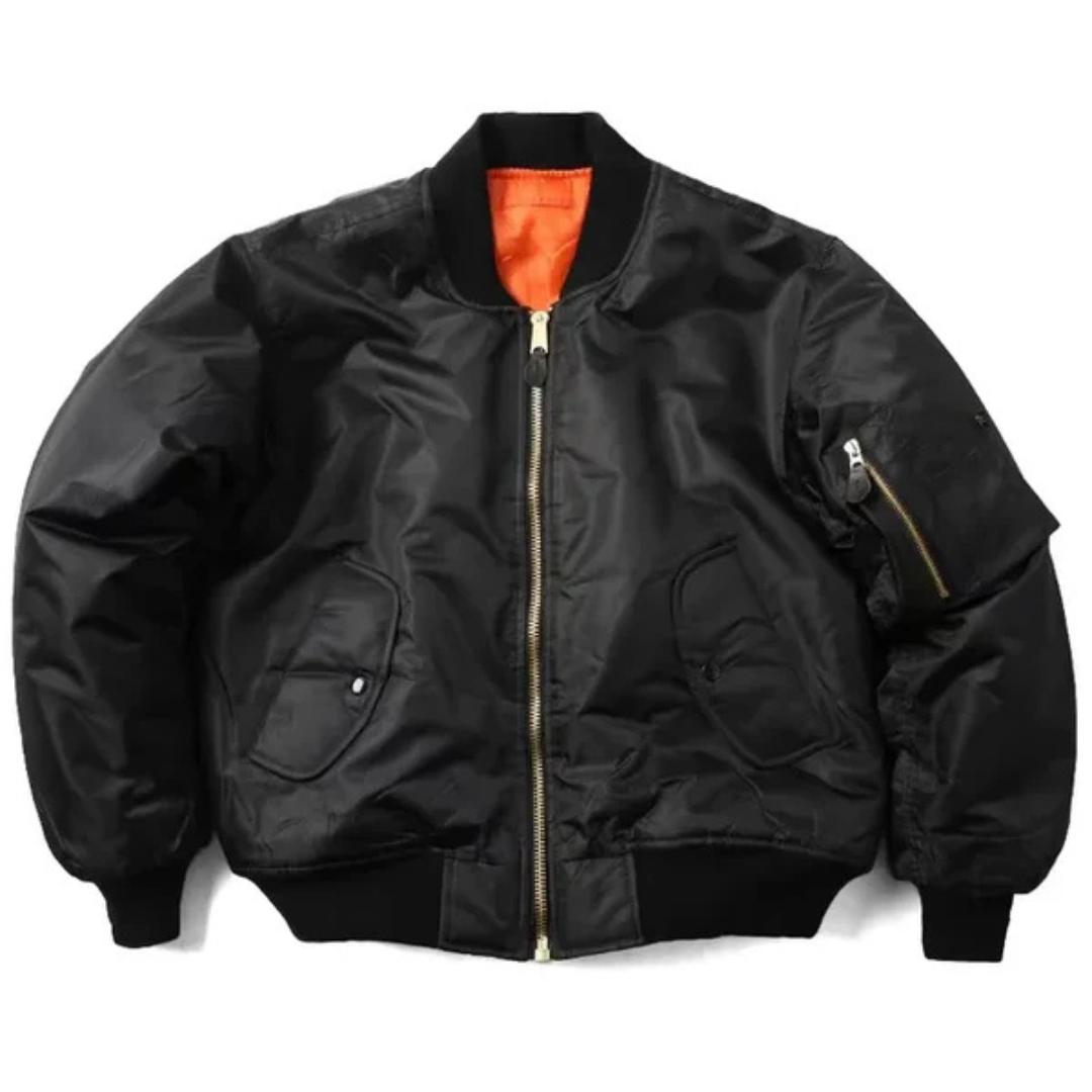 Sort bomberjakke med orange foring, lynlås og lommer. Klassisk design, populær herrejakke, ideel til streetwear og casual mode.