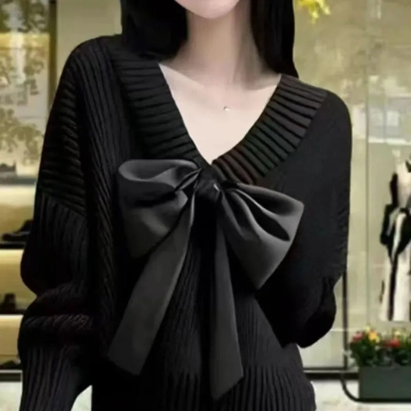 Damski sweter z dekoltem w serek i dużą kokardą - elegancki pulower z rękawami typu nietoperz