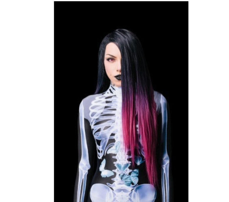Kvinde i skeletdragt med langt sort og pink hår, sort baggrund. Halloween kostume, unikt design, moderne stil.