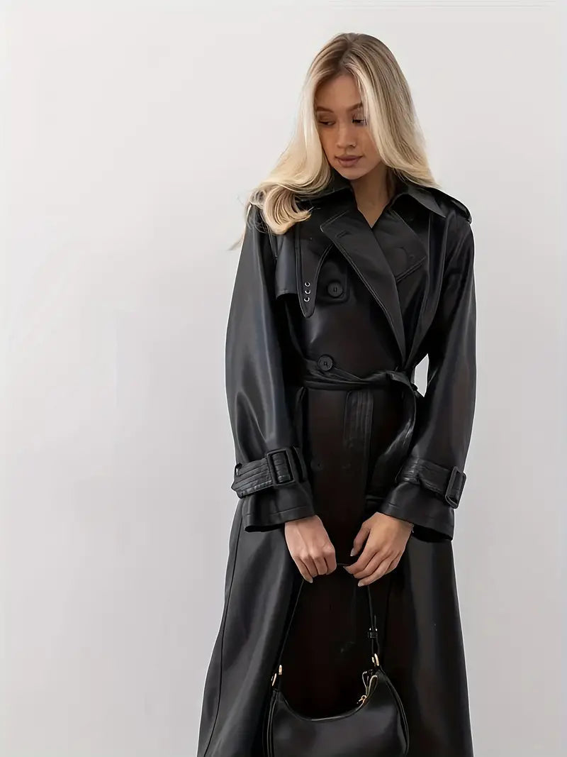 Ung kvinde iført sort læderfrakke og holder en sort taske. Minimalistisk mode, elegant stil, moderne design, trendy outfit, skandinavisk look.