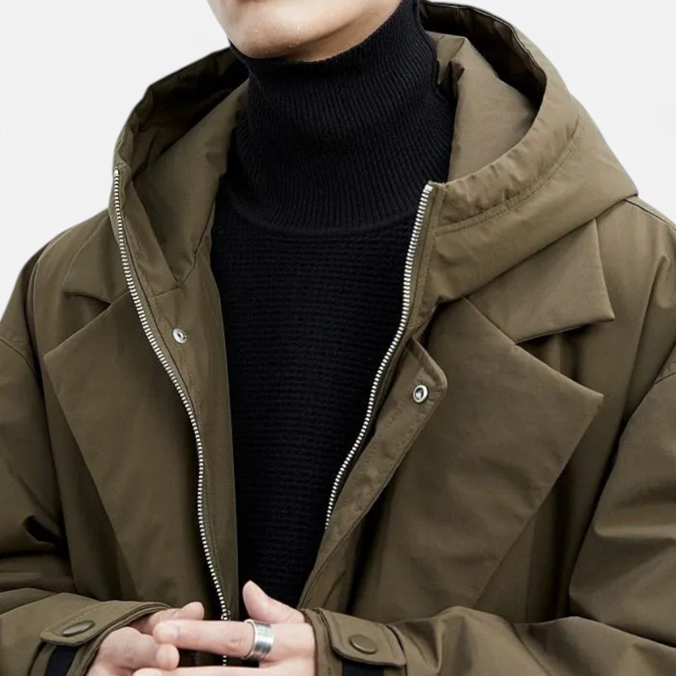 Brun frakke med hætte og lynlås over sort rullekrave. Moderne herremode, stilfuldt vintertøj, minimalistisk design, trendy overtøj.