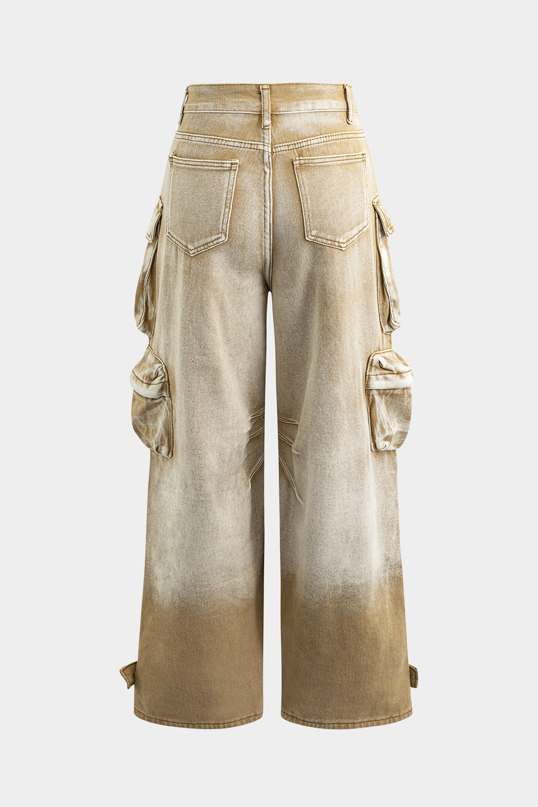 Beige cargo bukser med brede ben, lommer og slidt look. Trendy streetwear mode til kvinder. Perfekt til casual og urban stil.