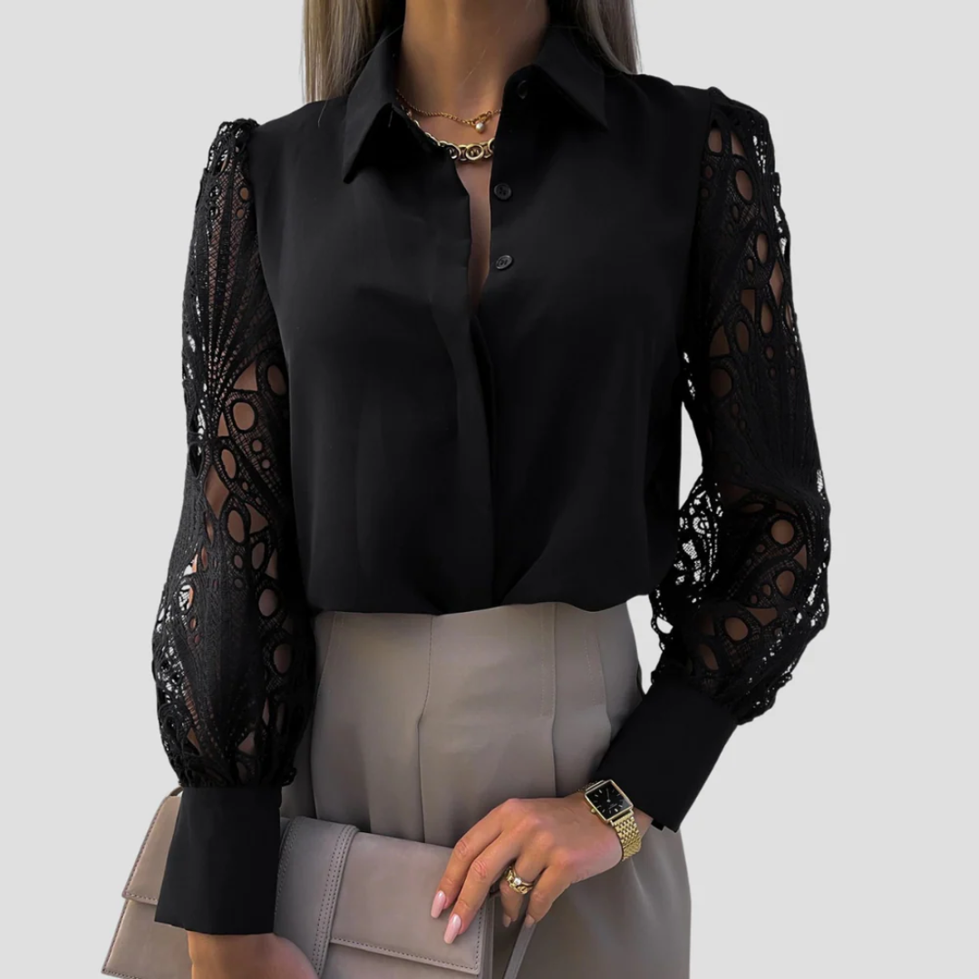 Sort bluse med blondeærmer, bæres af kvinde med beige bukser og guldur. Elegant mode, stilfuldt outfit, moderne kvindetøj, trendy design.