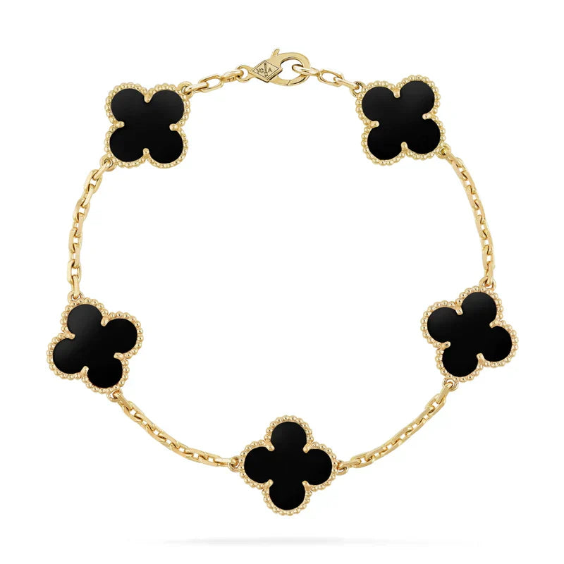 Guldkæde armbånd med sorte firkløver vedhæng, elegant smykke design, luksuriøst tilbehør, perfekt til modebevidste kvinder.