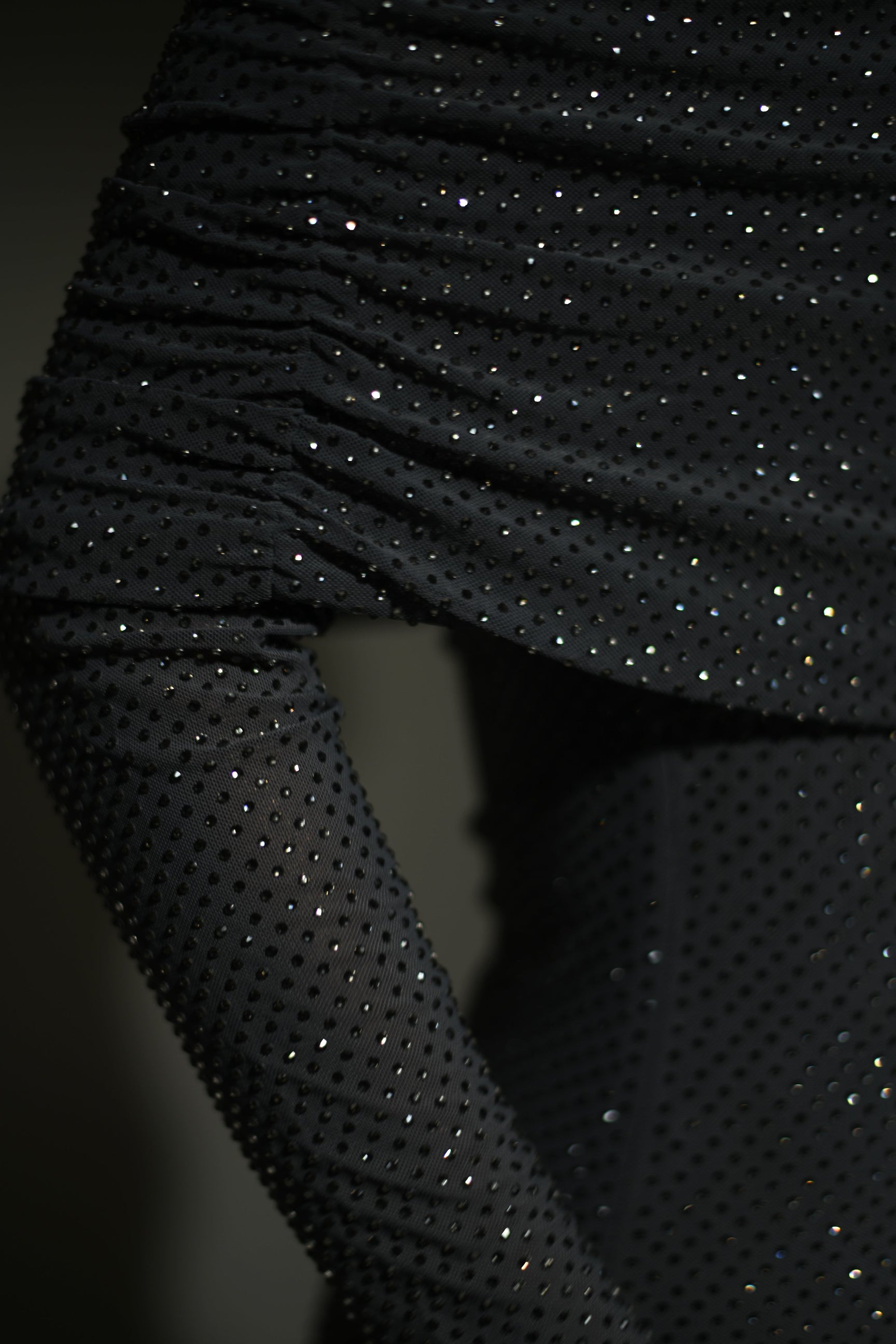 Sort kjole med glitrende pailletter, tæt pasform og rynkede detaljer. Perfekt til festlige lejligheder. Elegant og stilfuldt design.