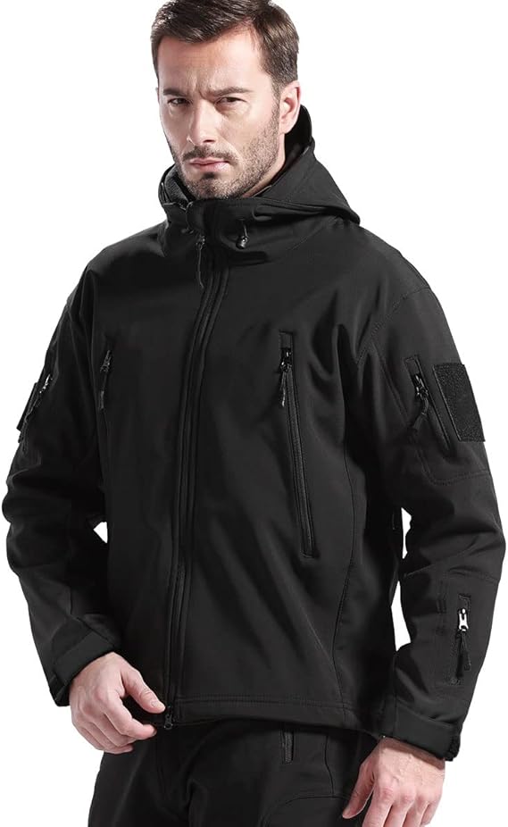 Mand iført sort softshell-jakke med hætte, lynlåse og lommer. Vindtæt og vandafvisende jakke til udendørsaktiviteter. Ideel til mænds mode.
