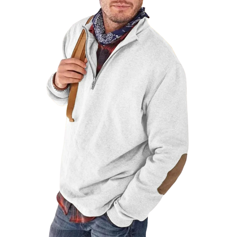 Mand iført hvid trøje med lynlås, brune albuelapper og blå bandana. Casual herremode, afslappet stil, moderne tøj.