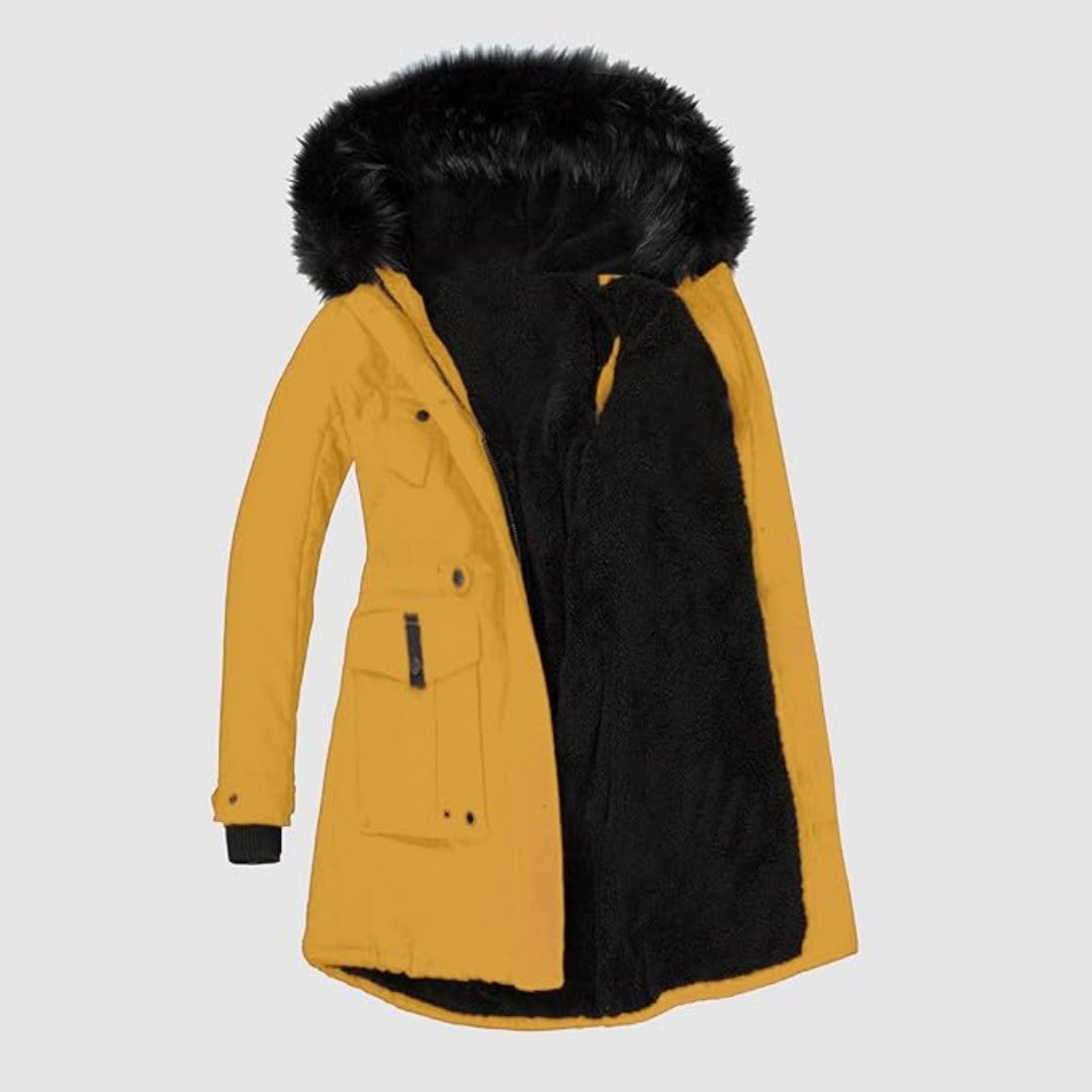 Gul vinterjakke med sort pelsforing og hætte, designet til kvinder. Stilfuld og varm jakke perfekt til kolde vejrforhold.