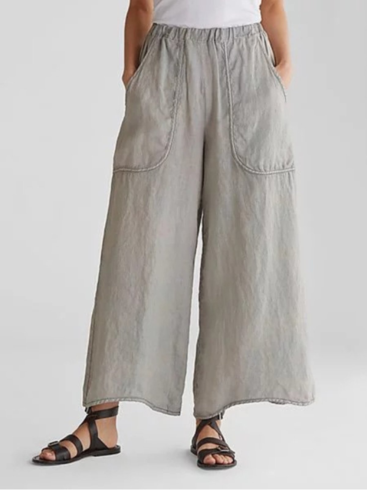 Grå, løstsiddende hørbukser til kvinder med brede ben og store lommer. Perfekt til sommermode. Komfortable og stilfulde bukser.