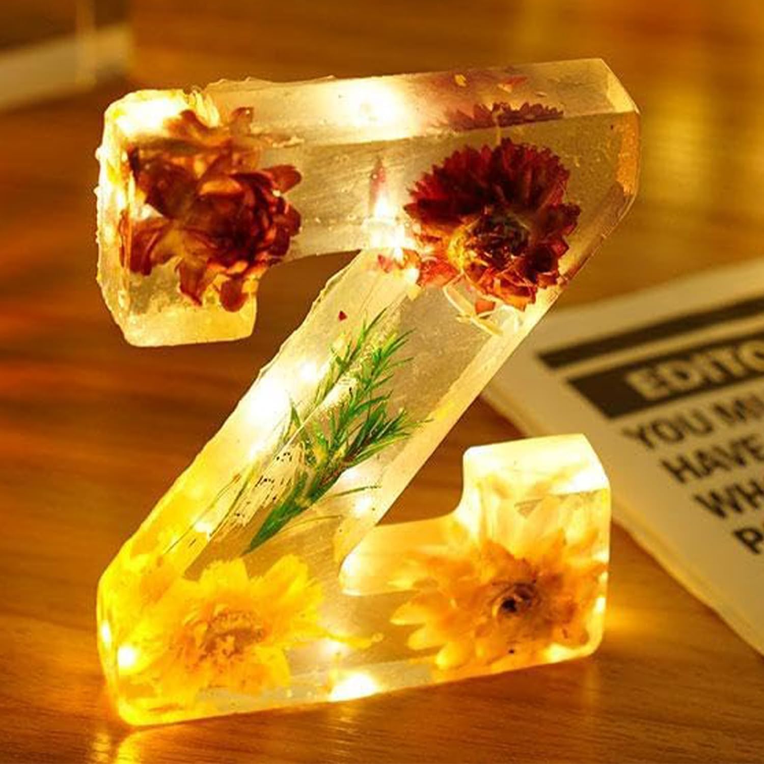 Dekorativt bogstav Z i harpiks med indlejrede tørrede blomster og LED-lys, perfekt til boligindretning og gaveidéer.