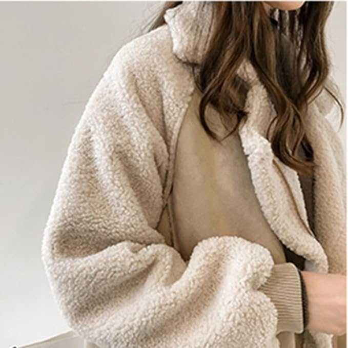Kvinde iført beige teddyjakke med bløde, teksturerede materialer. Vintermode, trendy overtøj, komfortabelt og stilfuldt design.