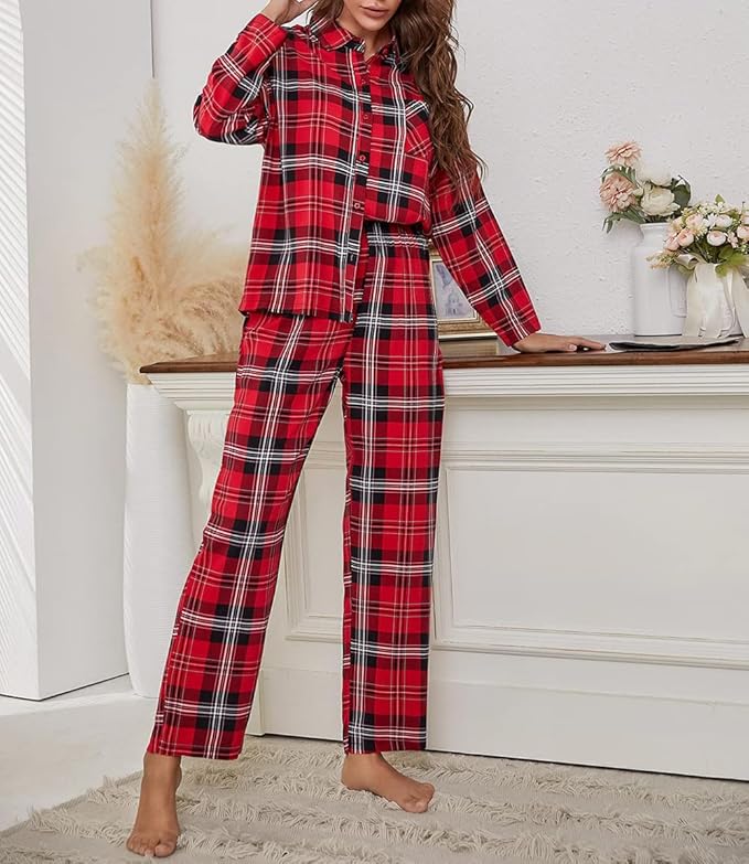 Rødternet pyjamas til kvinder, komfortabelt nattøj, langærmet skjorte og bukser, blødt stof, ideel til afslapning og søvn, moderne design.