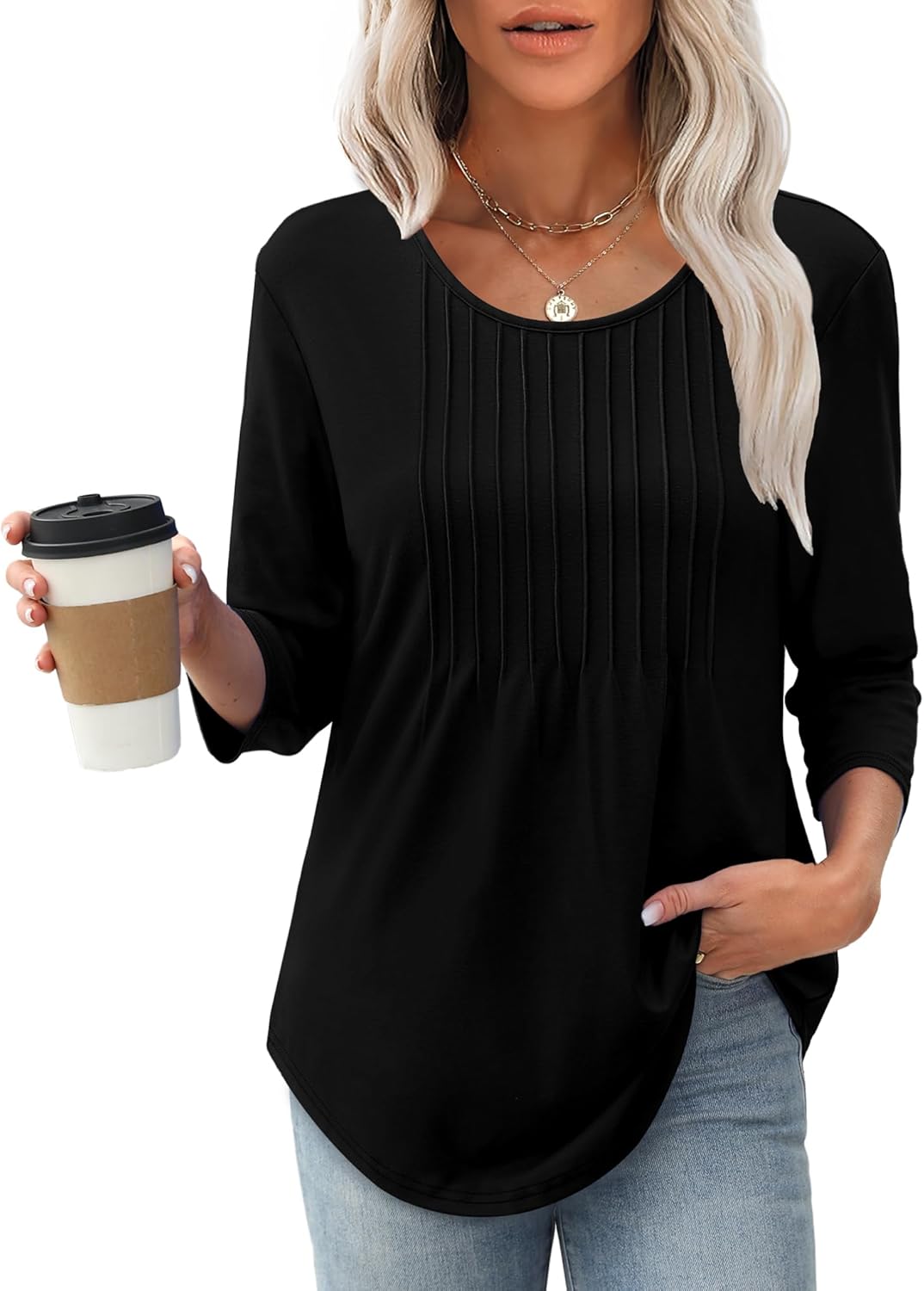 Kvinde i sort bluse med lange ærmer, holder en kaffekop. Blusen har lodrette detaljer. Perfekt til afslappet hverdagsstil.
