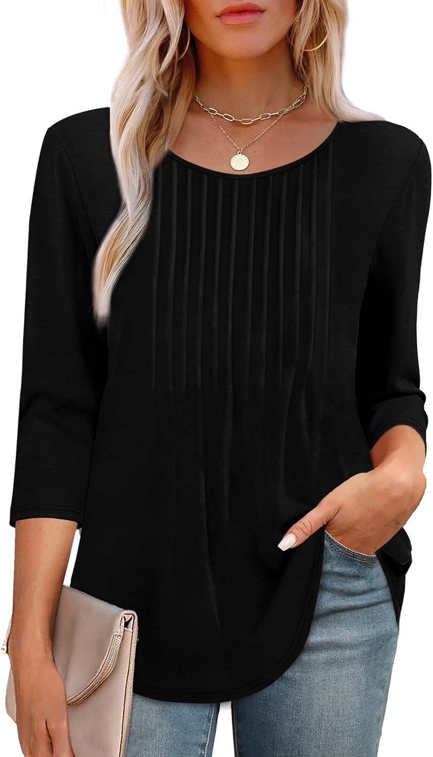 Kvinde iført sort bluse med trekvartærmer og plisseret front, holder beige clutch. Perfekt til casual eller formel stil. Elegant og moderne look.