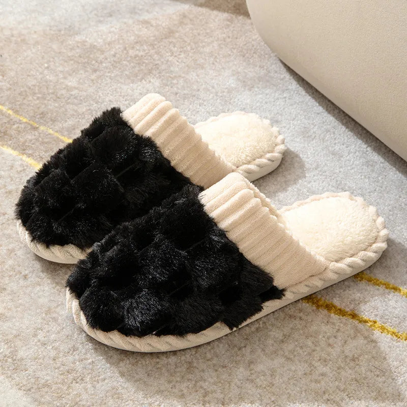 Sort-hvide hjemmesko med blødt plys på beige tæppe. Komfortable, varme sutsko til indendørs brug. Perfekte til vinter og hygge i hjemmet.