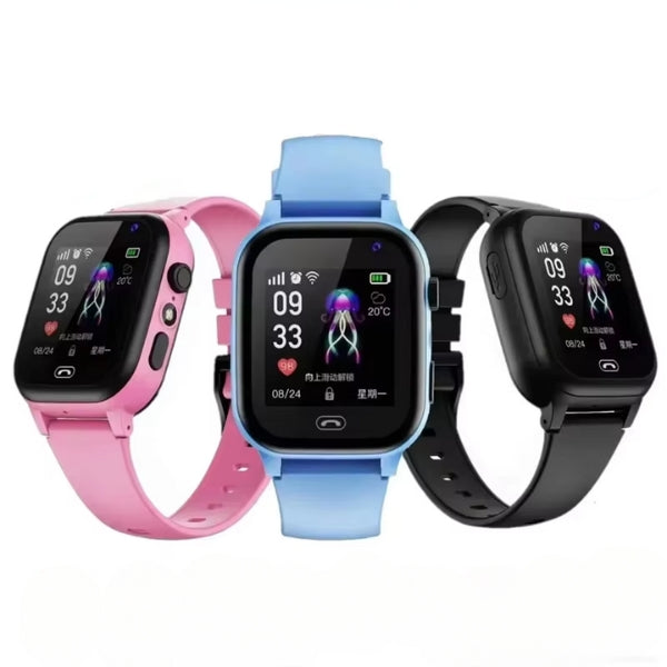 Tre farverige smartwatches til børn med rektangulære skærme og silikoneremme i pink, blå og sort. Viser tid, dato og vejr. Børnevenlig teknologi.