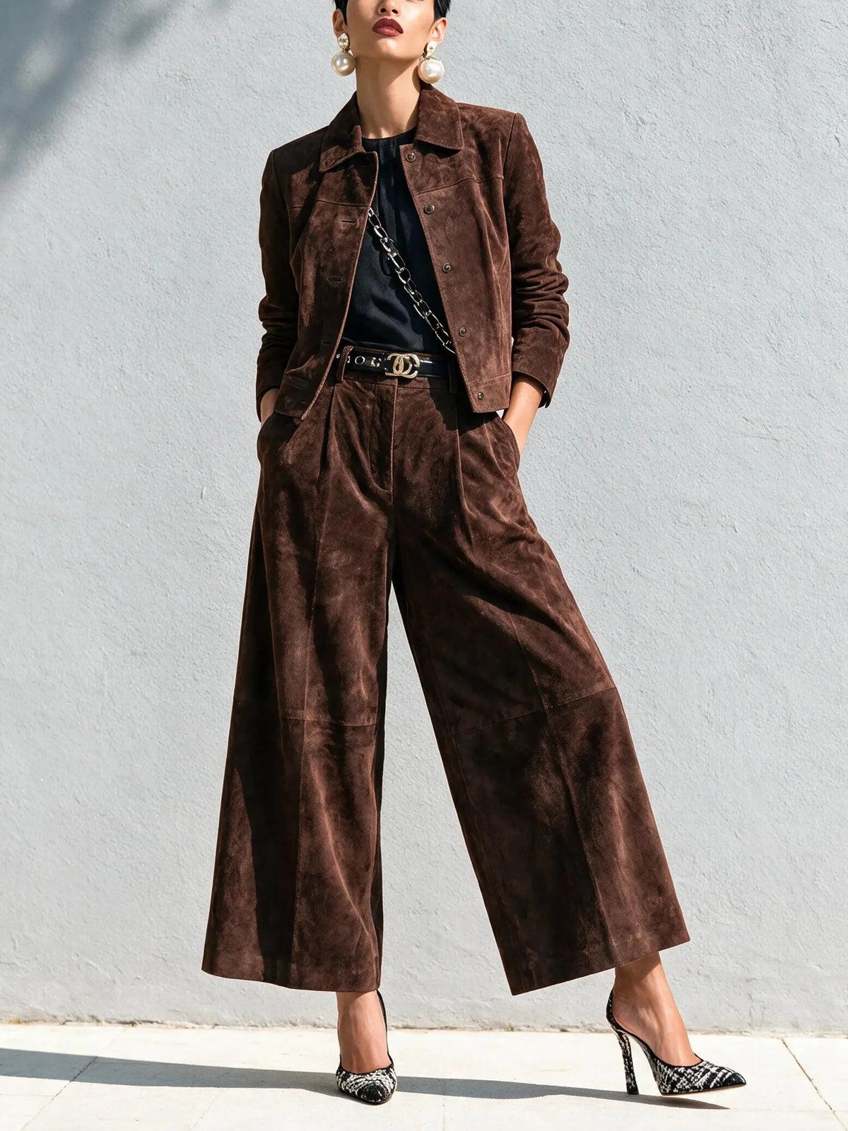 Conjunto marrón oscuro con chaqueta de ante sintético y pantalones de pernera ancha