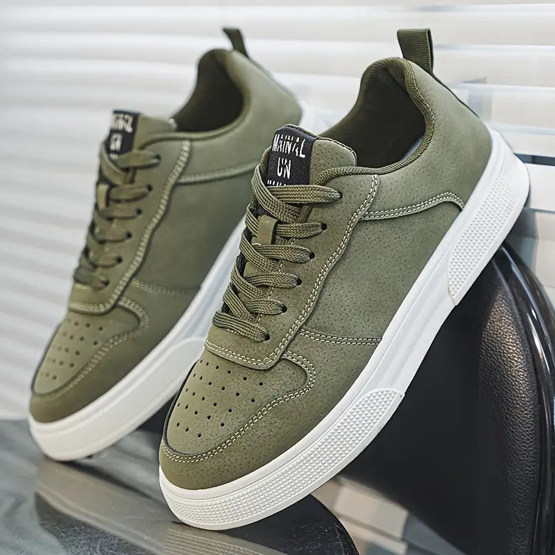 Olivengrønne sneakers med hvid sål, moderne design, snørebånd og perforeret tå. Perfekte til casual mode og komfortabel hverdagsbrug.