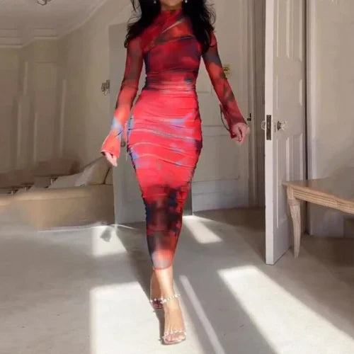 Kvinde i rød, tætsiddende kjole med lange ærmer, går i solbelyst rum. Moderne mode, elegant design, stilfuldt outfit, trendy kjole.