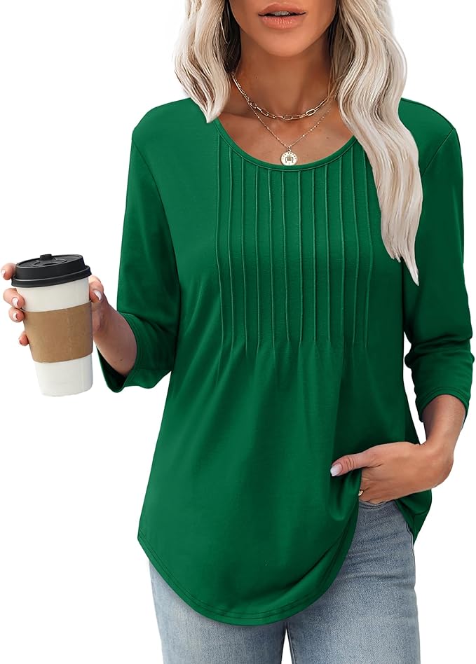 Kvinde i grøn bluse med lange ærmer, holder en kaffekop. Blusen har lodrette syninger foran. Perfekt til afslappet hverdagsstil.