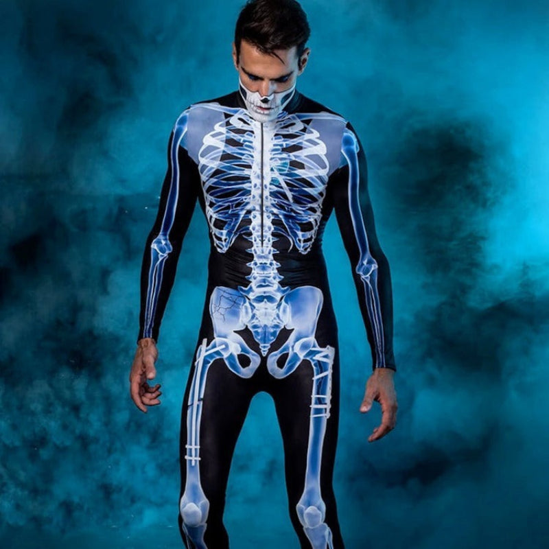 Mand i skeletdragt med blå røg i baggrunden, Halloween kostume, realistisk knogleprint, skræmmende udklædning, festlig påklædning, temafest.