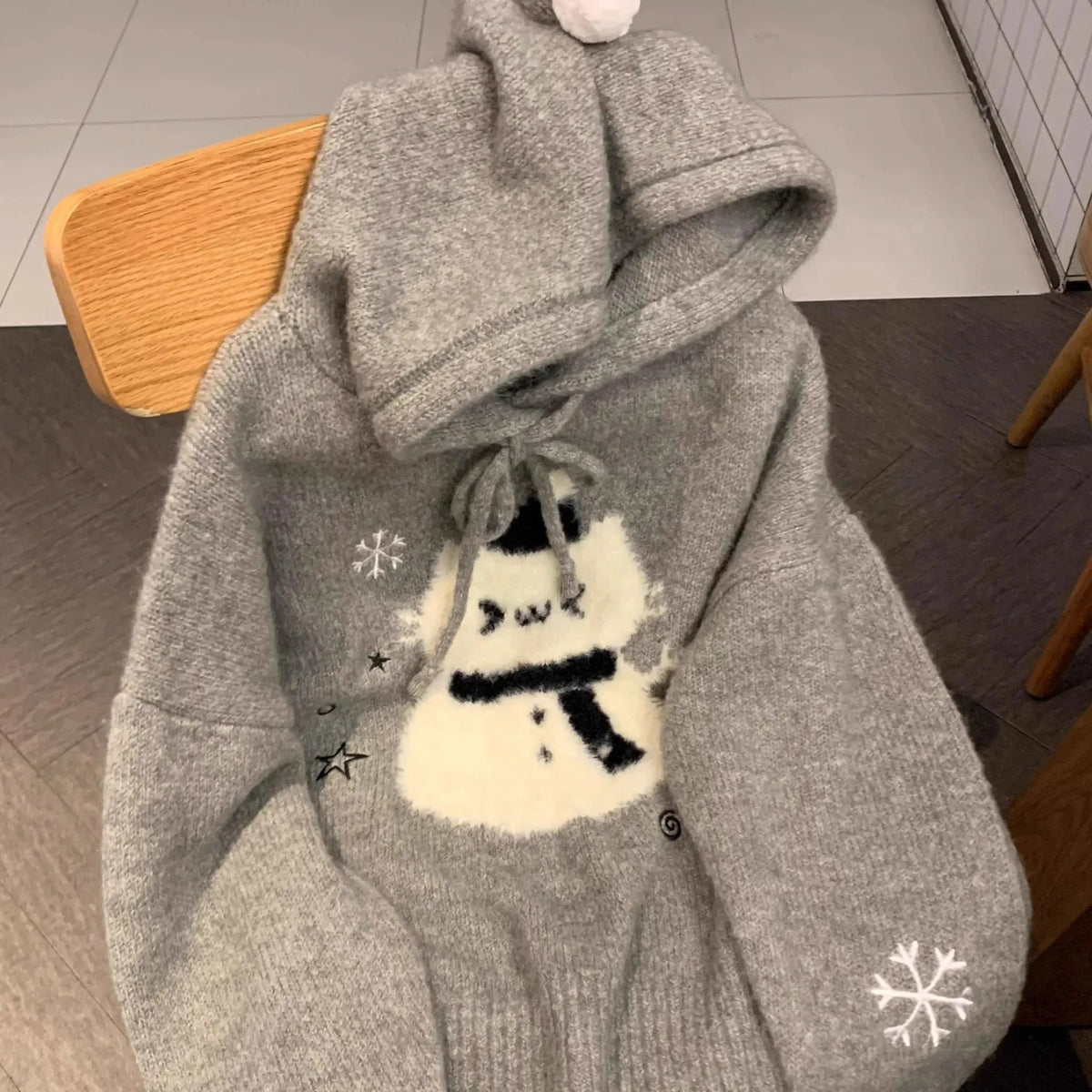 Suéter gris de punto con capucha para mujer y un lindo estampado de oso de dibujos animados - suéter acogedor de invierno