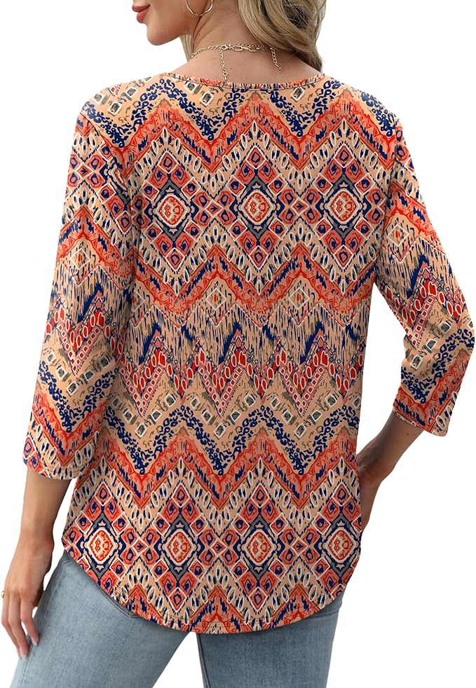 Kvinde iført farverig boheme-bluse med geometrisk mønster i orange, blå og beige. Perfekt til afslappet stil. Tredje kvart ærmer, bagfra.