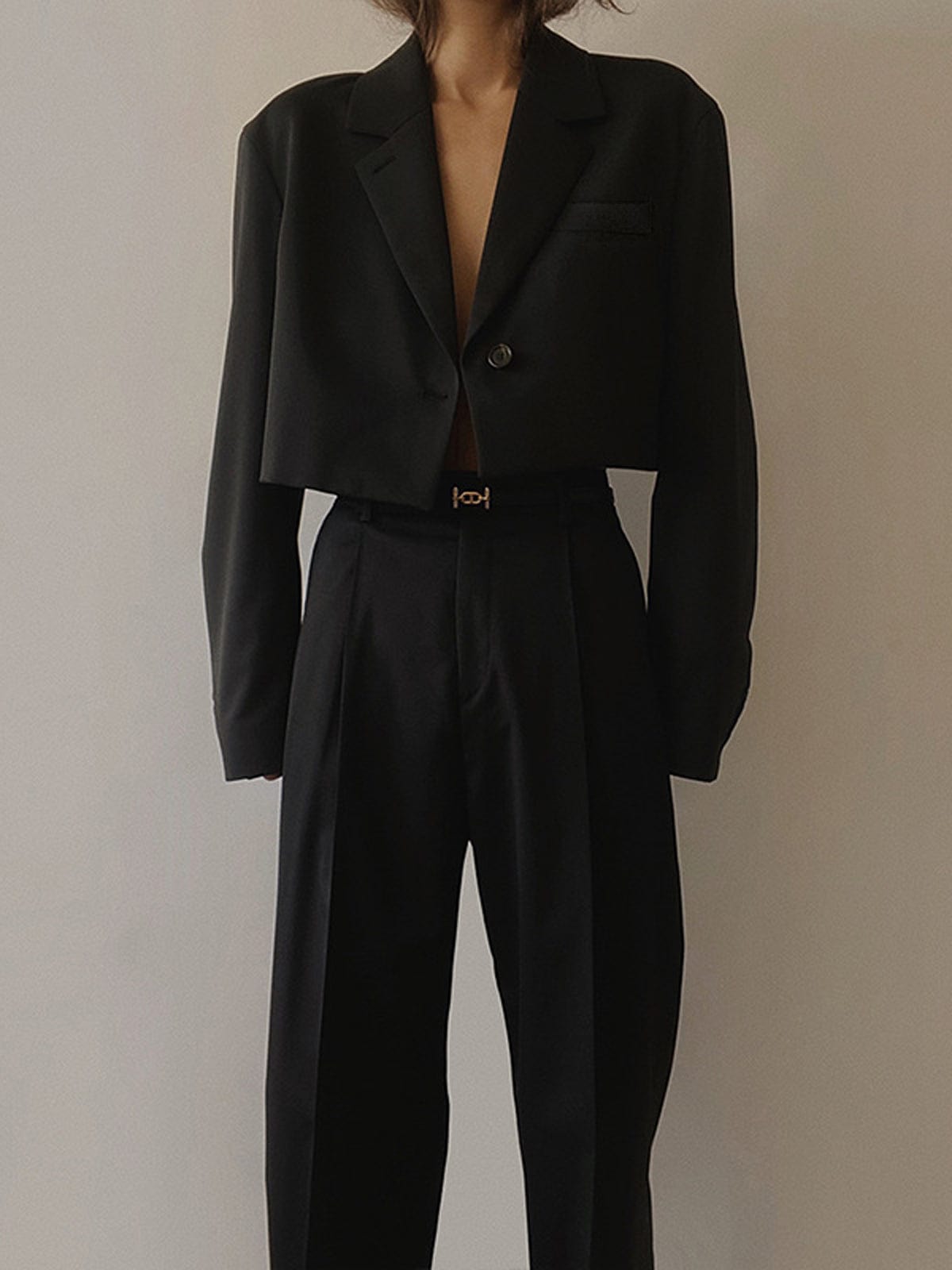 Sort cropped blazer og bukser, minimalistisk design, moderne kvindemode, elegant og stilfuldt outfit, tidløst tøjvalg, formelt look.