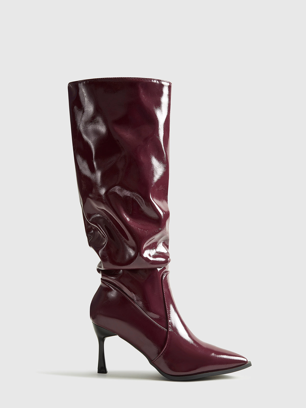 Bordeaux knæhøj støvle i laklæder med spids tå og stilethæl. Elegant og moderne design, perfekt til modebevidste kvinder.