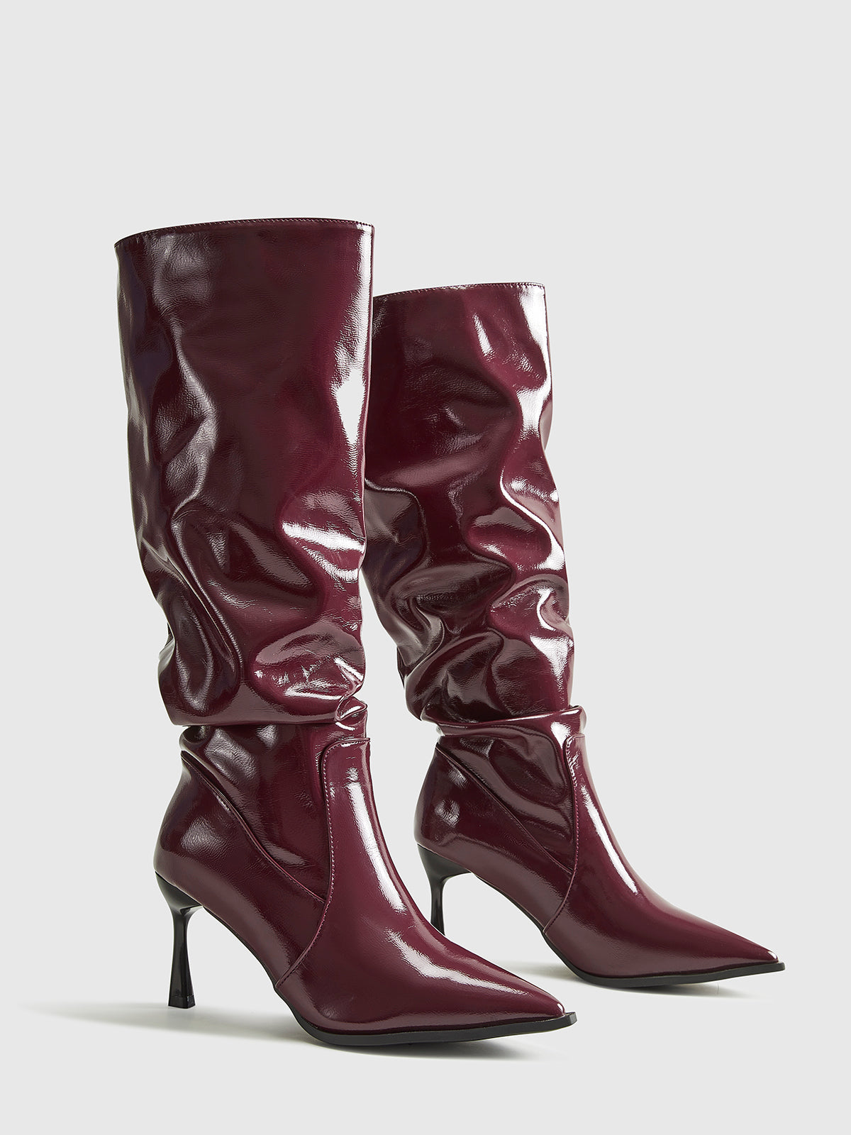 Bordeaux knæhøje lakstøvler med spidse tæer og stilethæle, moderne design, skinnende finish, perfekt til modebevidste kvinder.