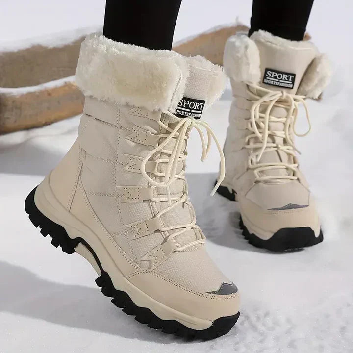 Beige vinterstøvler med pelsfor, robuste såler og snørebånd, ideelle til snevejr. Komfortable og stilfulde støvler til udendørs vinteraktiviteter.