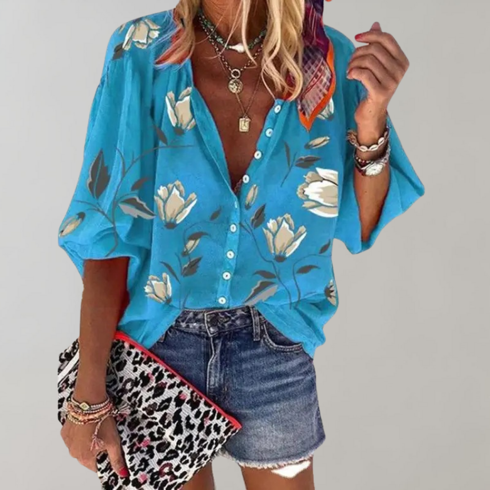 Kvinde iført blå blomstret skjorte og denimshorts, holder leopardmønstret taske. Trendy sommermode, farverig stil, afslappet look.