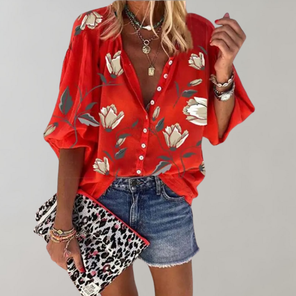 Rød blomstret skjorte, denim nederdel, leopardmønstret taske. Kvinde med smykker og blondt hår. Mode, sommerstil, trendy outfit.