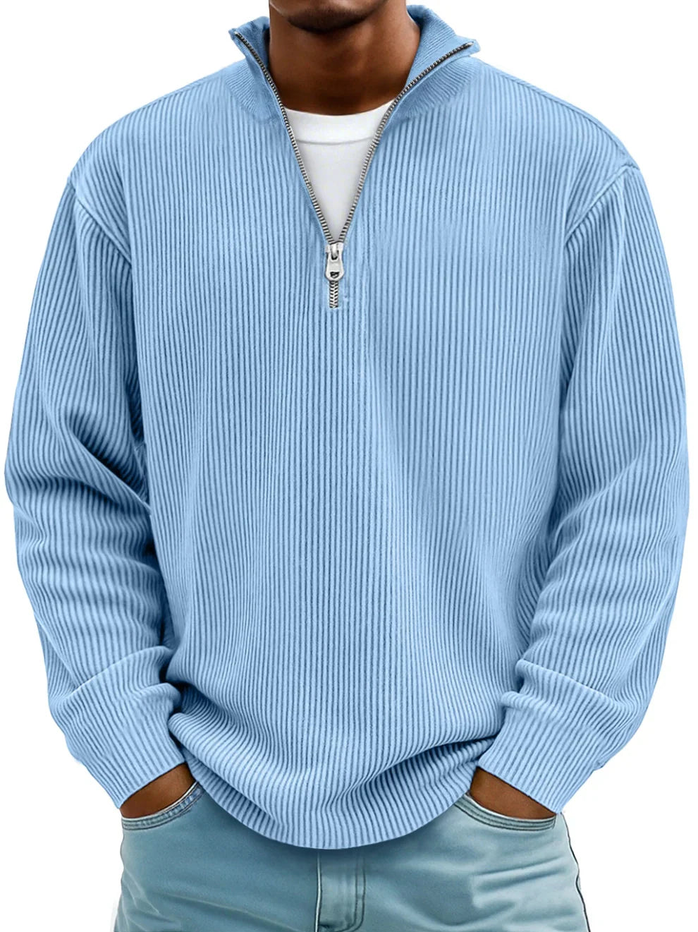 Blå ribstrikket trøje med lynlås, herremode, afslappet stil, langærmet, bæres over hvid t-shirt, moderne design, komfortabelt tøj.
