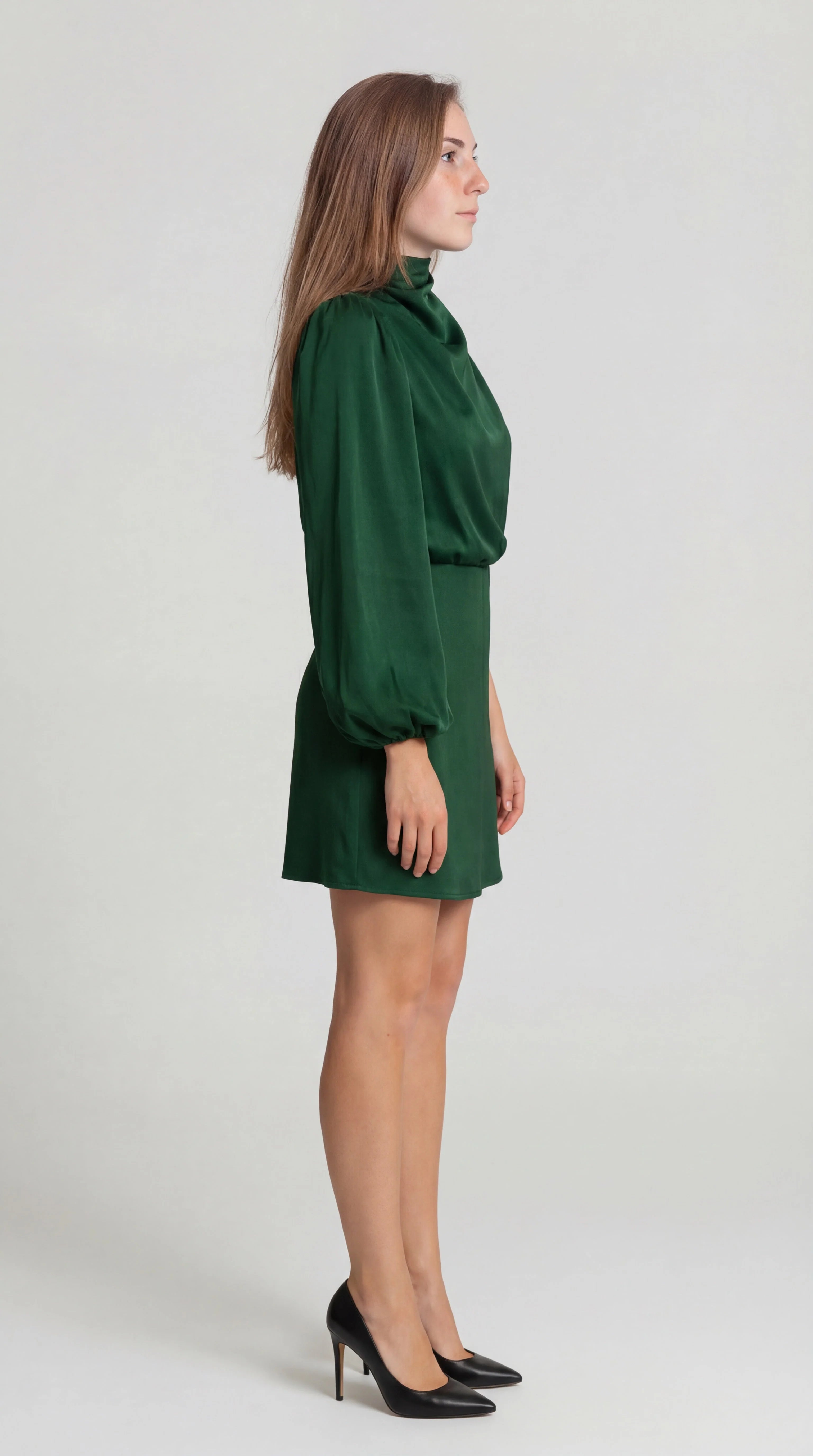 One-shoulder minikjole i satinlook med asymmetrisk langt ærme