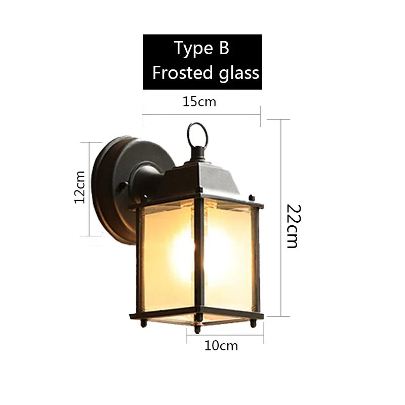 Væglampe med frostet glas, type B, måler 22x15x10 cm. Ideel til udendørs belysning. Elegant design, sort finish, energieffektiv belysning.