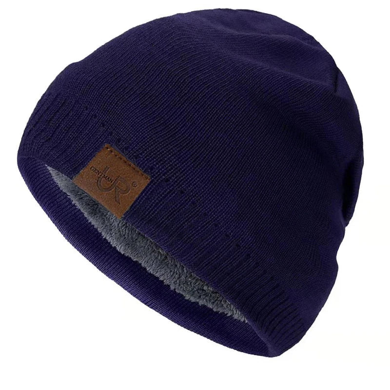 Mørkeblå strikhue med fleecefor, unisex design, perfekt til vinter. Stilfuld og varm hue med lædermærke, ideel til udendørs aktiviteter.