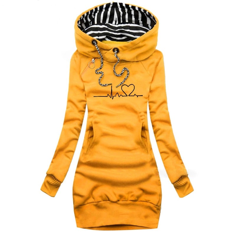 Gul hættetrøje kjole med hjerte og pulslinje design, stribet hættefor, lange ærmer, snøre, casual mode, trendy streetwear til kvinder.