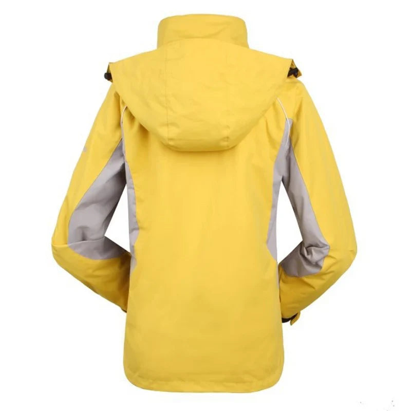 Gul regnjakke med hætte, vandtæt og vindtæt design, set bagfra. Ideel til udendørs aktiviteter og friluftsliv. Unisex jakke til alle vejrforhold.