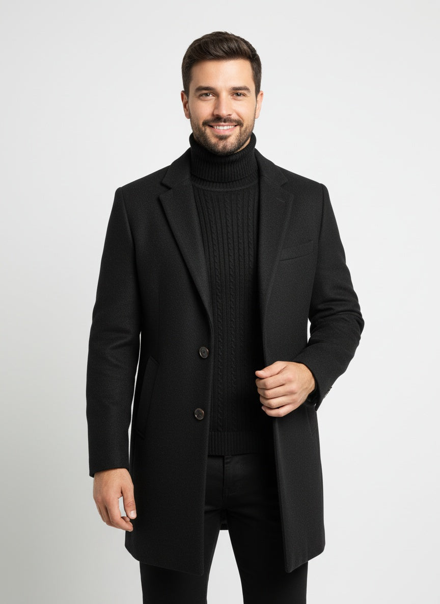Mand iført sort frakke og rullekrave, smilende mod kameraet. Elegant herremode, vintertøj, stilfuldt look. Perfekt til køligt vejr.